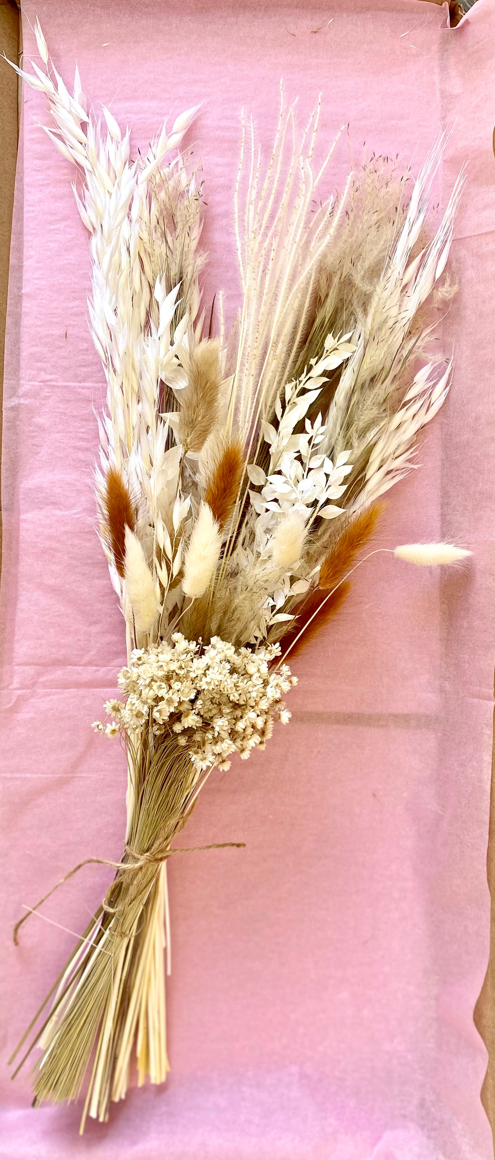 Dried flower bouquet in Neutral