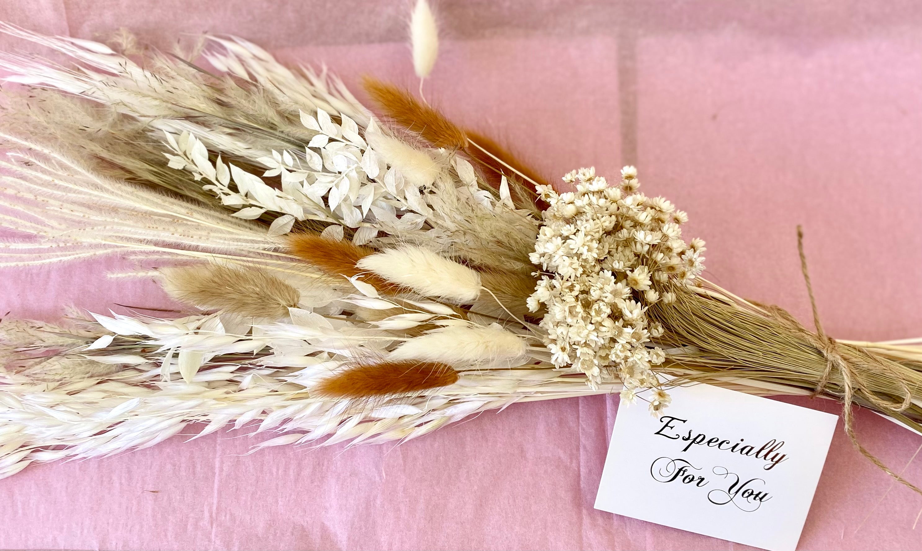 Dried flower bouquet in Neutral