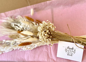 Dried flower bouquet in Neutral